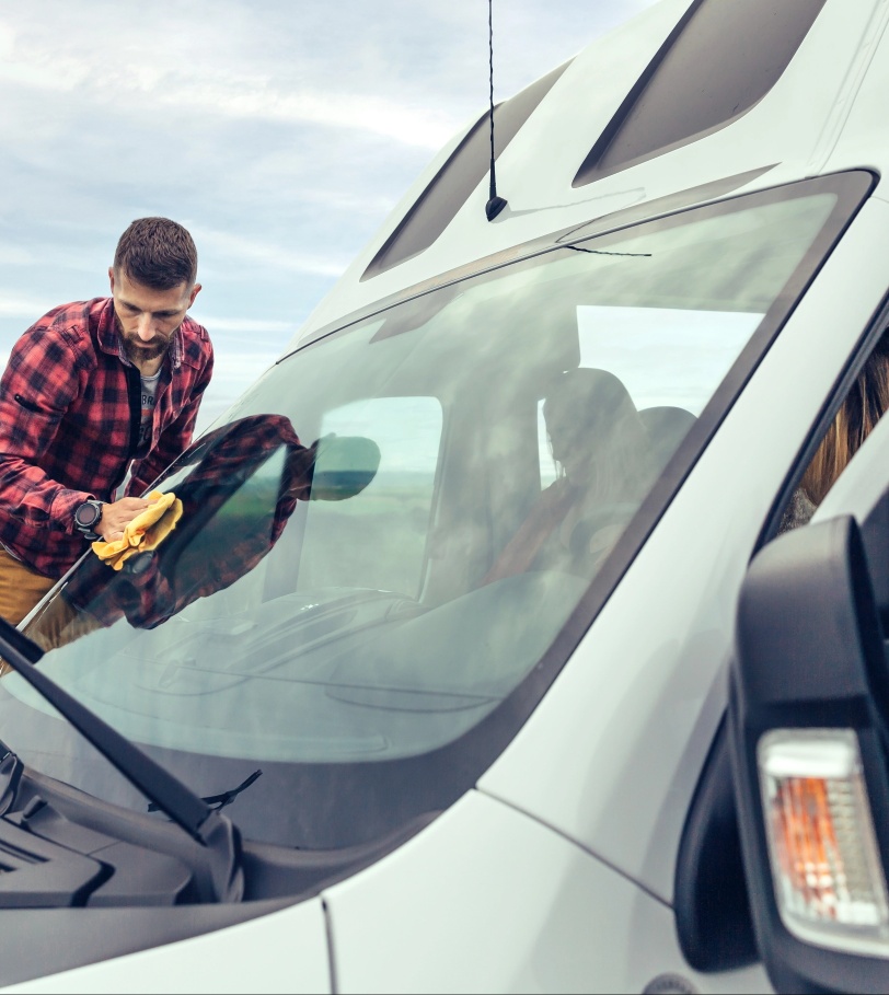 Man replacing windshield